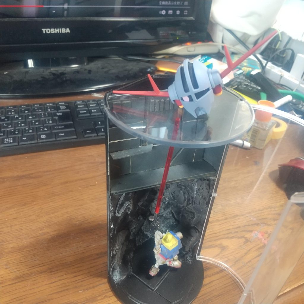 息子にジオングヘッドを借りて載せてみた。