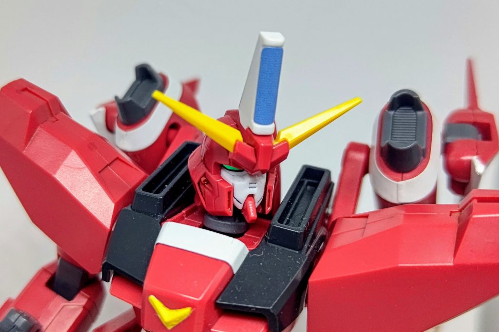 こだわりポイントのフェイス。アゴが前に出るようにマスクの凹部を削り込み、マスク自体も奥に位置するように詰めてます。（説明下手っ）