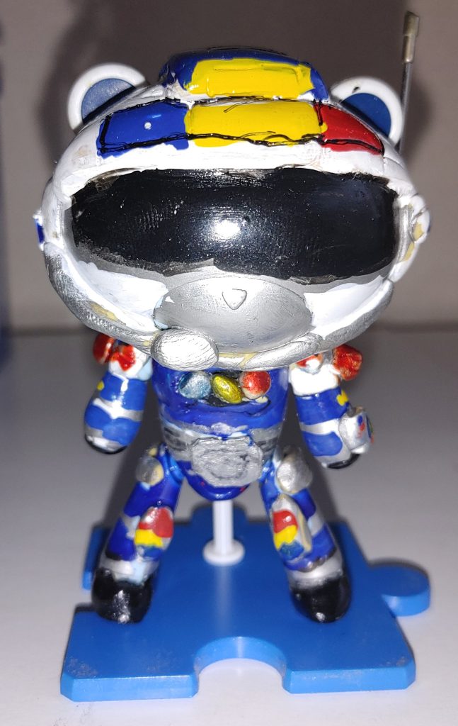 シグナルマン・P(ポリス)・コバーン正面いつも通りに、エポキシパテの嵐。ベルトのバックル?はプラ板。胸正面の信号部分は、別パーツ化して、メタリック塗装。