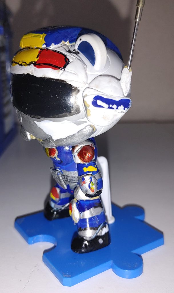 横。耳アンテナは、針金。左右肩のパトライトもメタリック塗装