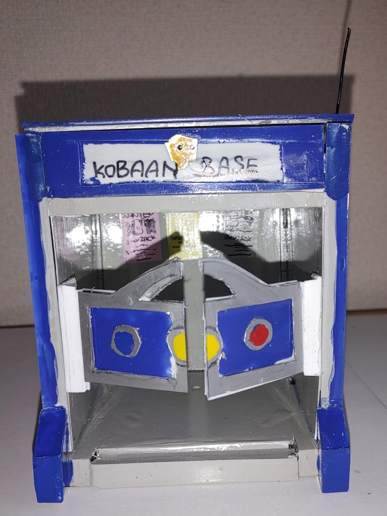 変な所に拘った(・・;)「コバーンベース」正面某100均ディスプレイベースを核にし、プラ板で囲いました。出入口の扉は、汗ふきシートの取り出し口