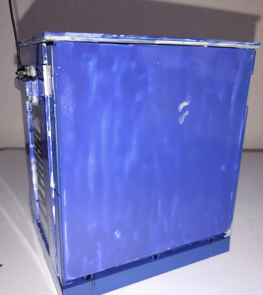 裏。TV本編(DVD)を見直しましたが、あまり写ってながったので、ベタでプラ板からの青塗装。