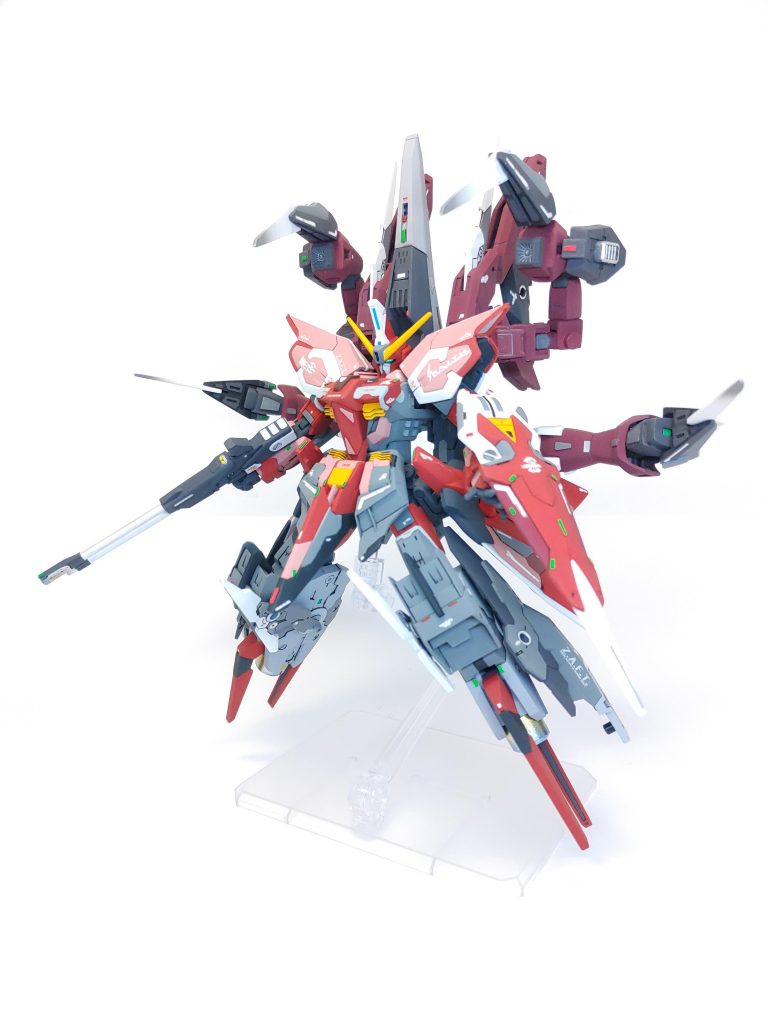 ミキシング内容としては、イージスナイトとインジャのフレームに、イージスガンダムの外装を装着させた機体となっています。フロントスカートはスクラッチしています。