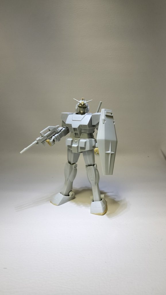 顔は多分FGのガンダムを持ってきて改造したんだと思います。と思ってググったら全然顔が違ったので、元キットの顔を少し改造しただけでした😊太ももを太らせています。大きなスタイル変更はせず、自分の好きなように色々改造しました。