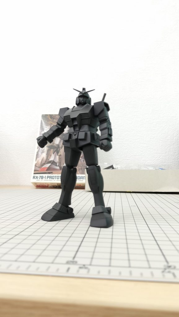 サフを吹いた状態です。切断して縦に延長した下腹部や太らせた太ももなど改造したところは傷が目立ったので何度かサフ→傷埋め→サフを繰り返しました。妥協するかどうか自分との戦いですね。