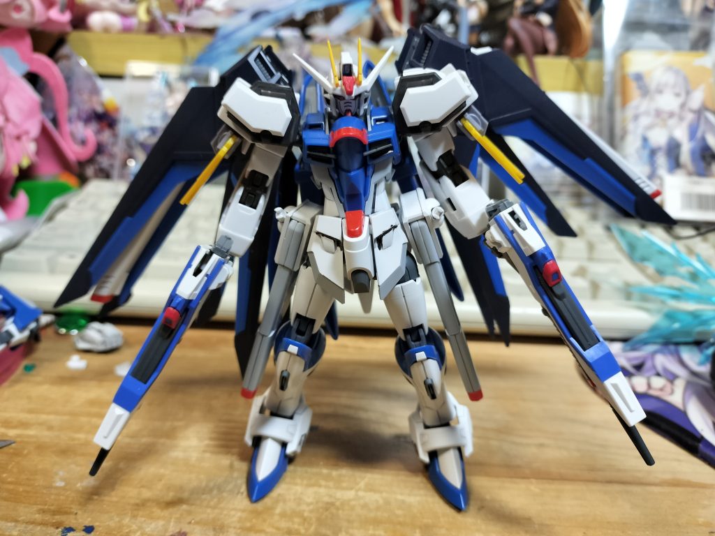 ストライクの肩とナイトジャスティスの腕を装備