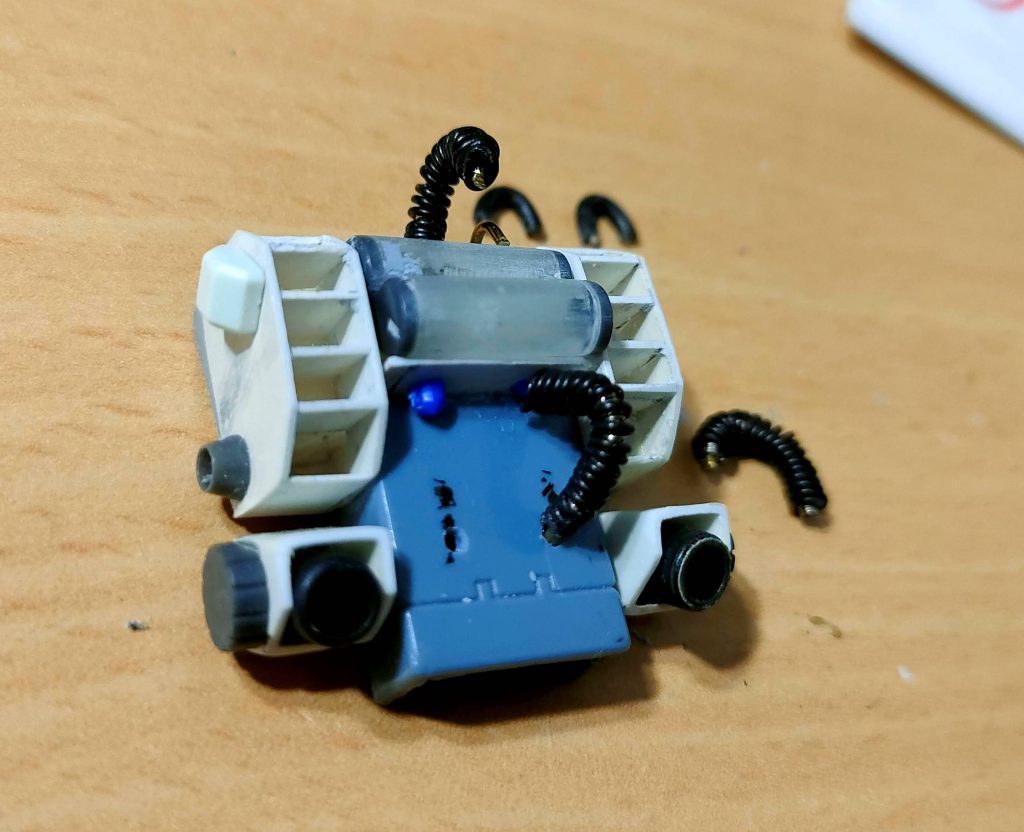 ディオラマで目を見張ったのがグフ・ドムのオプションバーニア群でした。ここが正念場と、気合でスクラッチ。武器セットのミサイルポッド流用も原作と同じく。