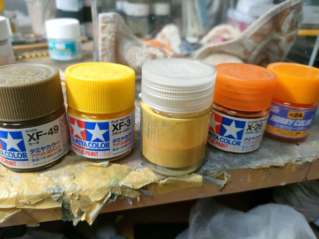 42年前のサンドイエローを再現したかったのですが、少々トーンが濃かった模様。オレンジが多めだったかな。