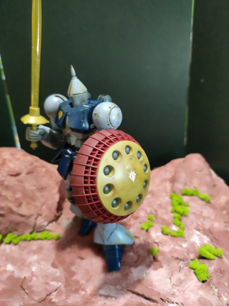 そういえば、このギャンを作り出したくらいから少しずつスミ入れなどするようになりました。この頃はスミ入れするのすら怖くて(zaku-kao9)なにもしなくてもカッコよいのに、下手なスミ入れでかっこ悪くなったらどうしよつという感じでした。今は上手くなったわけではないですが度胸+これはこれでまあアリでしょみたいな適当さが身についたというか