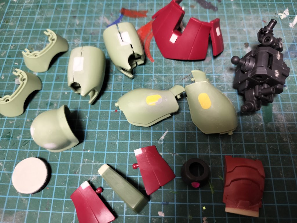 旧ザク改造したパーツ。プラ板やポリパテで穴埋めしたり、オリジン旧ザクからパーツを分捕ったりしてます。