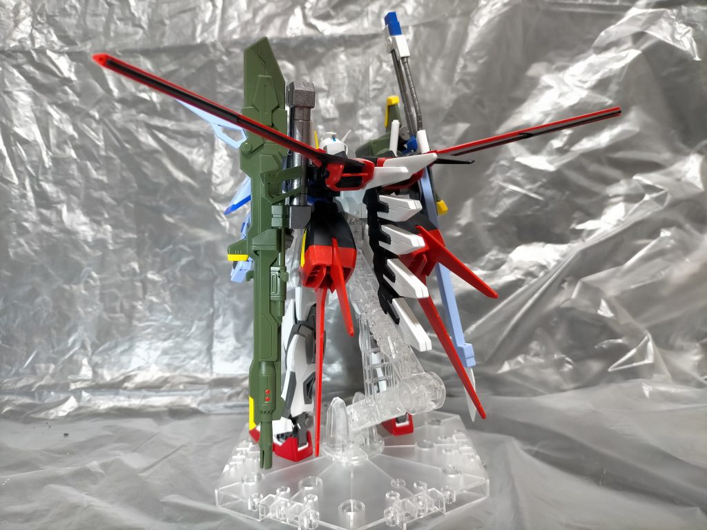 そしててんこ盛りメインディッシュ、パーフェクトストライクガンダム。このままでは自立不可なのでスタンド必須。