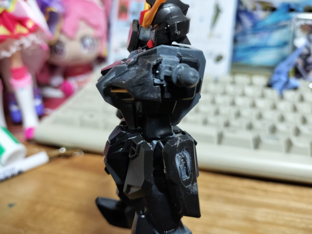 さらに横ある意味ライフルを固定するこしののスカートパーツボンドで変に固まってライフルの保持が・・・すぐポロリする(´;ω;`) 残念すぎる