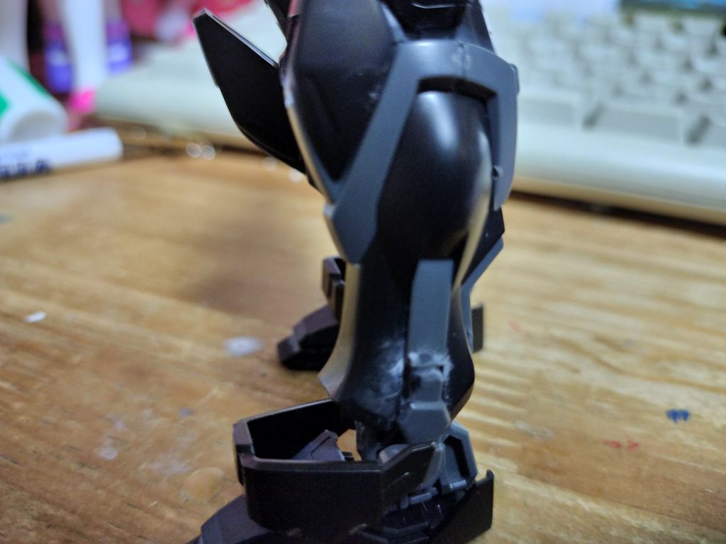 足もノワールからパーツを切断して接着