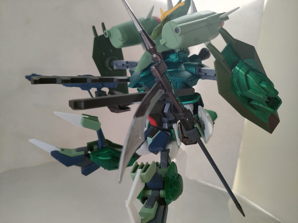 フォビドゥンの背部武装とカオスの背部武装が合体した新たなる武装。カリドゥス改複相ビーム砲、機動兵装ポッド、エクツァーン、ゲシュマイディッヒ・パンツァーを用いた多様な戦術が可能です。これによりオールレンジに対応可能な上、防御面も優れている。 問題は、同時使用出来る程の技量を持つパイロットがいるかどうかである…。 さらに特殊武装と火力過多なのでコストがかかり過ぎて量産化を見送った原因の一つである…。