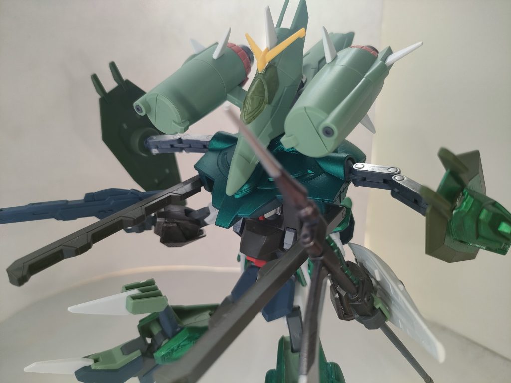 ビームライフルにビーム砲、実弾にレールガン、遠隔操作ポッド等、フリーダムのパイロットヤマト准将十八番のフルバーストと同じことが可能。