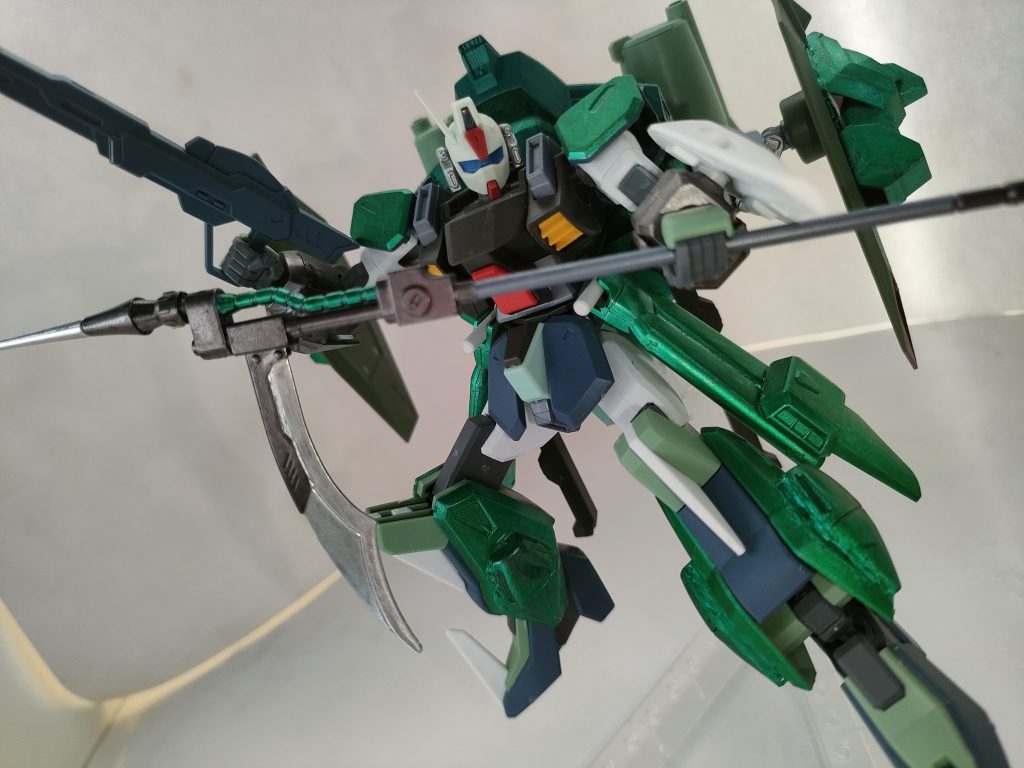 フォビドゥンの近接武器である重刎首鎌「ニーズヘグ」を仕様。オーブの技術とジャンク屋ギルドから提供されたロストテクノロジーにより、実はかなりの切断力と威力を持っているが、これがコストのかかる要因の一つである。