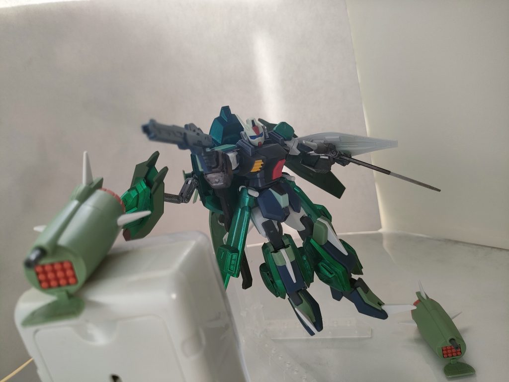 機動兵装ポッド(MA-81R ビーム突撃砲、AGM141 ファイヤーフライ 誘導ミサイル)を流用。連合、ザフト、オーブ3陣営のドラグーン・システム。どれがどのように採用されたかは不明だが、簡易版なので訓練すれば誰でも扱えるのは確かであるが、量産するにはやはりコストがかかる。