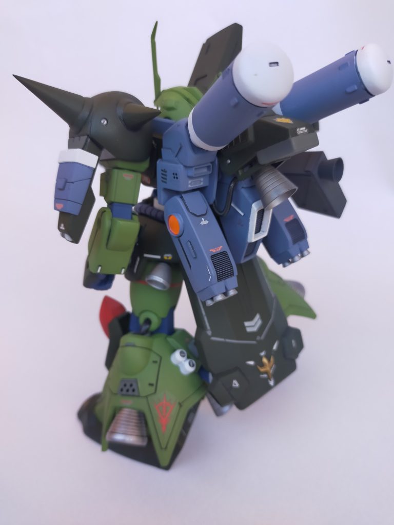 バックパック いろんなジャンクの寄せ集めです。アサルトシュラウ◯(多分)、サーペン◯、サザビ◯…。ZZ時代のMSっぽさの一つに小さいバーニアが集合して一つのスラスターになってるってのがあると思うんですが(ハンマハンマとか)私だけでしょうか。このリアアーマー、スジ彫りしなかったら塗装後めちゃくちゃ間延びしててデカールで何とか埋めました。ジオンマークをデカールで装飾したとこもお気に入り。