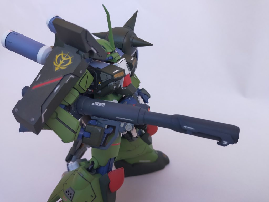 右のシールドはお気にポイント。ジオンマーク貼ったあとに「 おぼろげながら浮かんできたんです。ドルアーガと言う文字が」バズーカはプラパイプとジャンクでミキシング。手の甲の色は強化後のマシュマーが手袋してるので乗機も手袋しているように色変え。