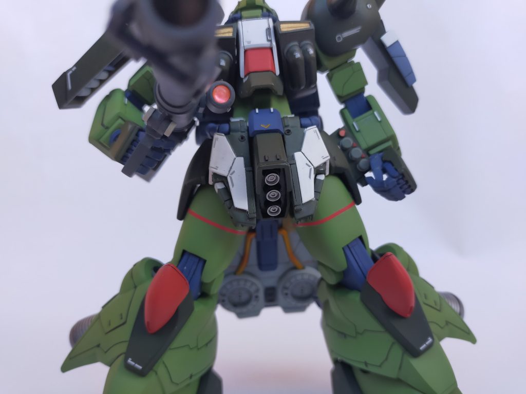 前垂れもプラ板で追加装甲作成。左腰にグレネードラックをプラ板とパイプ、ディテールアップパーツで作成。この子実はジャンクで売られていた子で番長アーマーの裏側パーツだけなかったのでプラ板切り出してジャンクとプラ棒とでっち上げました。