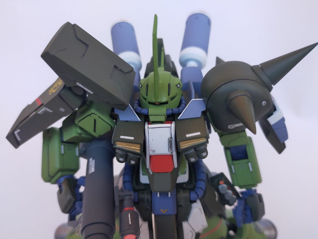 ザク3改は古いキットで改造点挙げるとキリが無いのですが主に口、腕と胴体の関節部、胸のインテーク&動力パイプ、首周りのガード、左肩のトゲ大型化、左右シールド等々。口と胸のインテークはそれぞれ切り落としてウェーブのディテパーツ、プラバンで作成。コクピットの増加装甲は多分Ζガンダムのどっか。