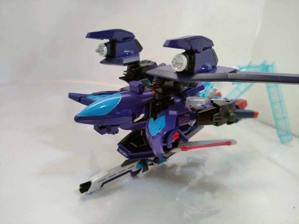 　最初から航空運用と飛行形態での戦闘補助を想定して設計されているので、安定した高速飛行と狙撃能力を持つ。