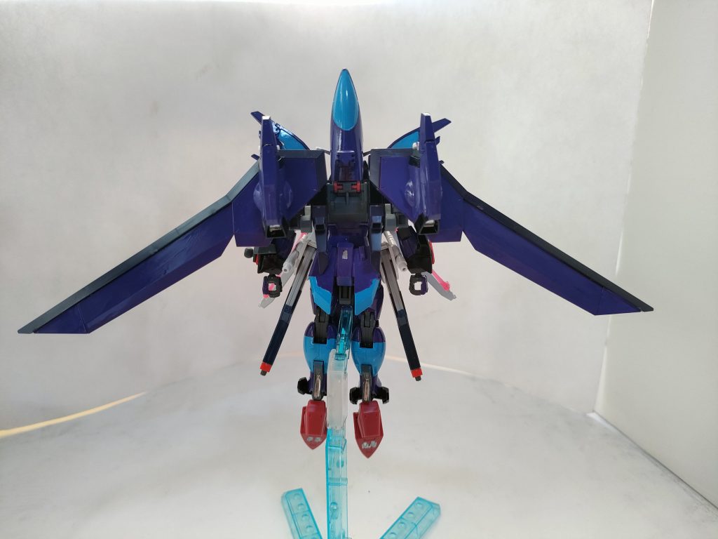 　スムーズに発進する為、飛行形態のまま戦艦に格納されている。