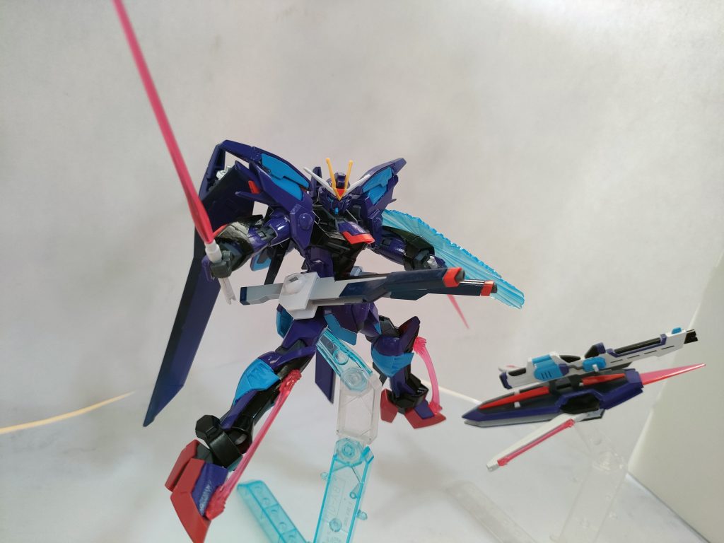 　基本戦法はモビルアーマー状態での援護射撃だが、モビルスーツ形態でも近接戦闘ならば充分に対応可能。　フリーダムと同じ型式のビームサーベルが携行されているが、素早い剣捌きを想定されている。