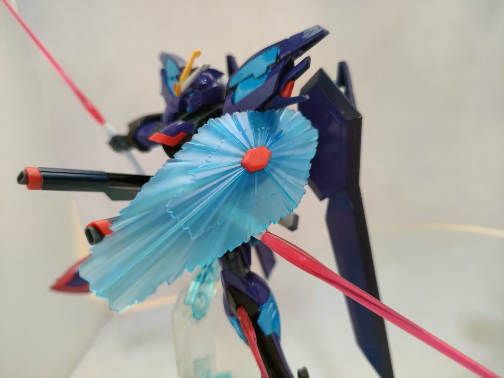 　フリーダムに搭載されているビームシールドと同じものが内蔵されているが、使われることは稀である。