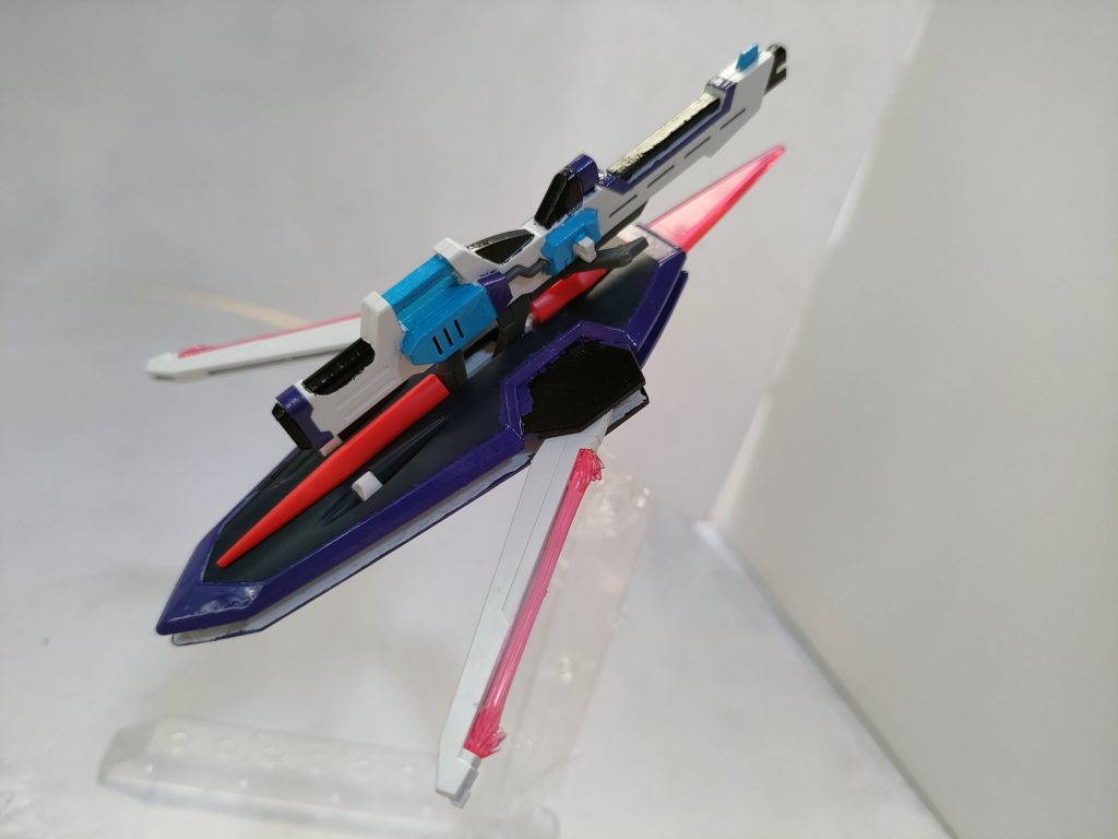 　ライジングフリーダムと同じビームライフルと遠隔操作シールドを装備しているが、ビームライフルをシールドに合体したまま、サポート砲台兼サーベルとして運用されており、変則的なドラグーン・システムとなっている。