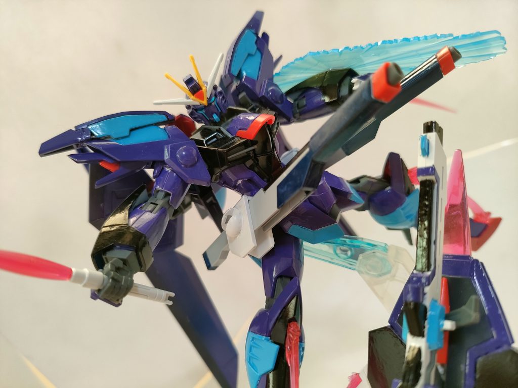 　殆がライジングフリーダムとイモータルジャスティスの流用であり、型落ち感は否めないが、比較的操作しやすく安定性に優れた本機は誰でも扱える為、コンパス内の様々なパイロットが搭乗している。