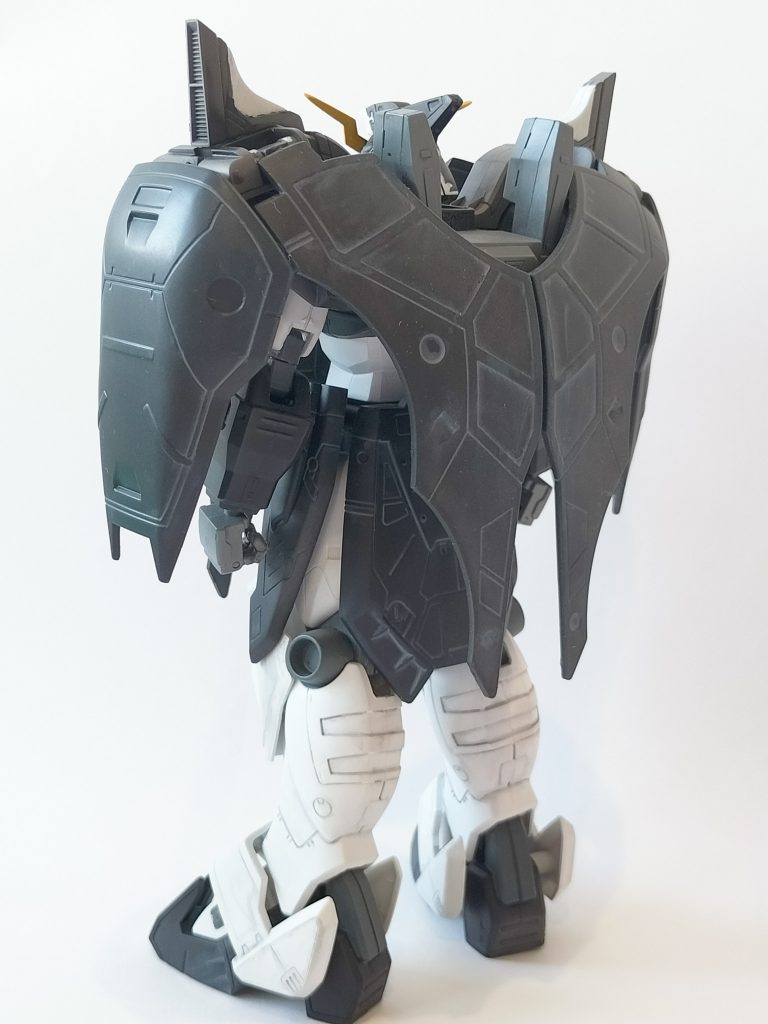 バックショットです。アクティブクロークかっこよすぎ✨個人的にはこの形態のが好きです(gundam-kao3)Wってスタイリッシュなイメージが強かったのですがこの旧HGは武骨でマッシブな雰囲気が最高です。