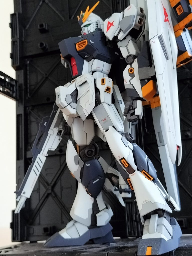 ふくらはぎのスラスターも2つにしました。なんか写真だと足が短く見えてしまう。