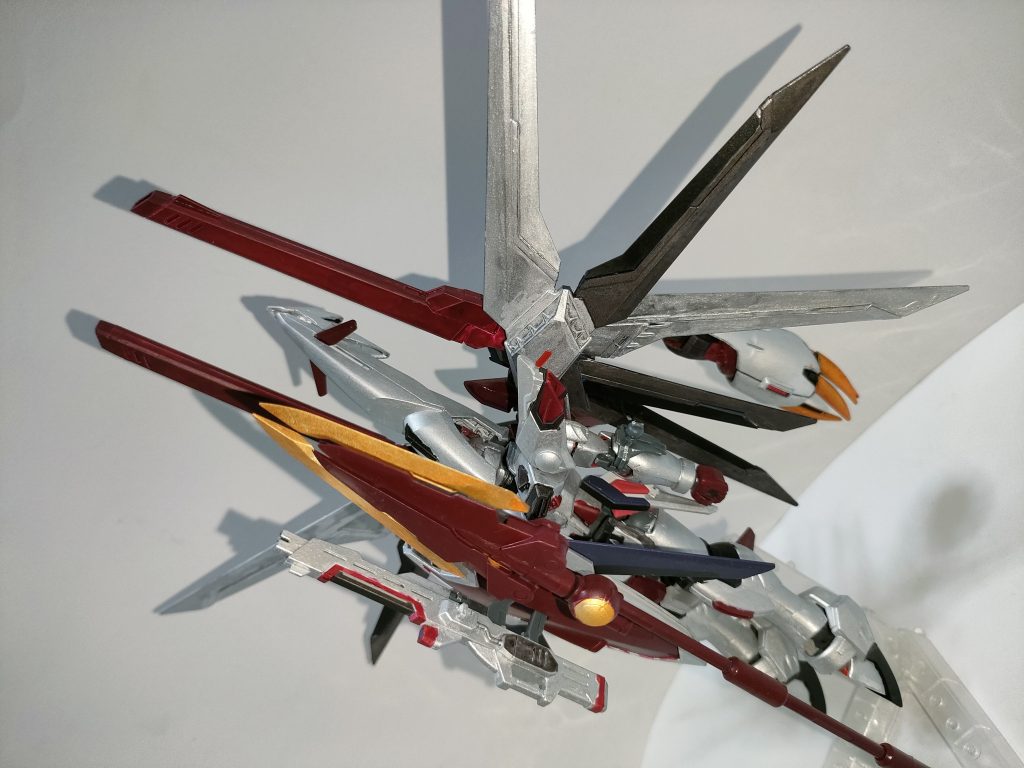 他の兄弟機同様に飛行形態のモビルアーマーへ変形可能。軽量化はしているとはいえ、こちらの方が大型化している