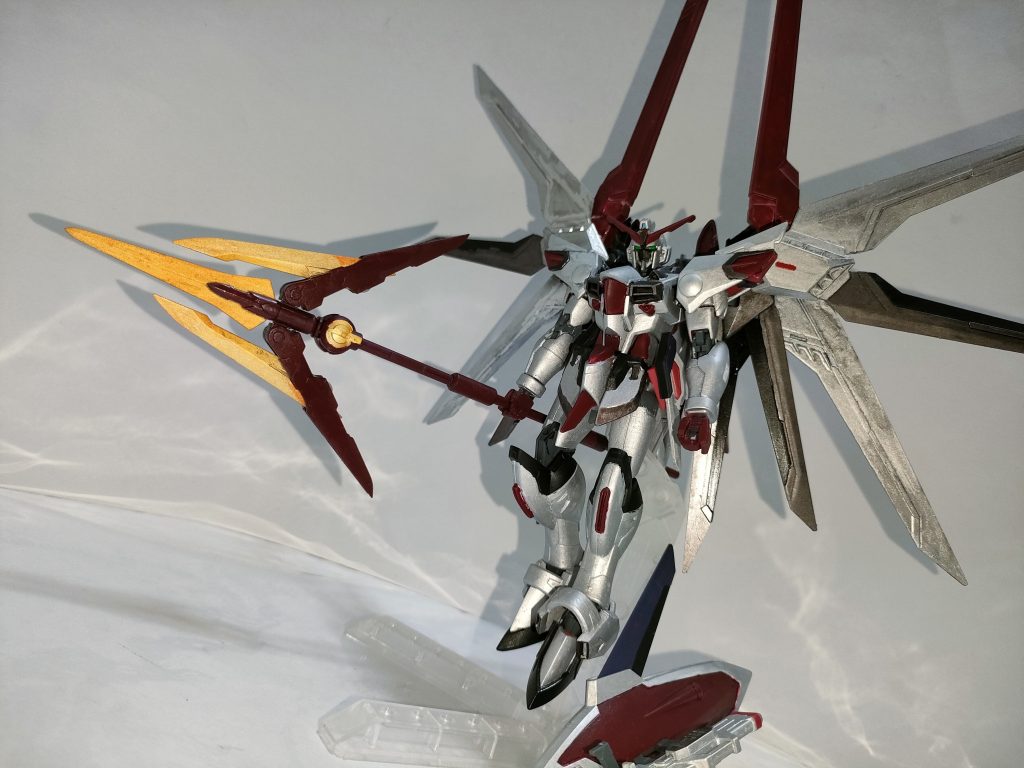 持ち手となる柄は収納式で、ドラグーン・システムの応用した独立飛行ユニットとして運用可能。 中距離戦闘でその性能を発揮し、振り回して戦う他に長距離から一気に投擲することで、デストロイ一機を撃破する程の高速貫通力を持つ。