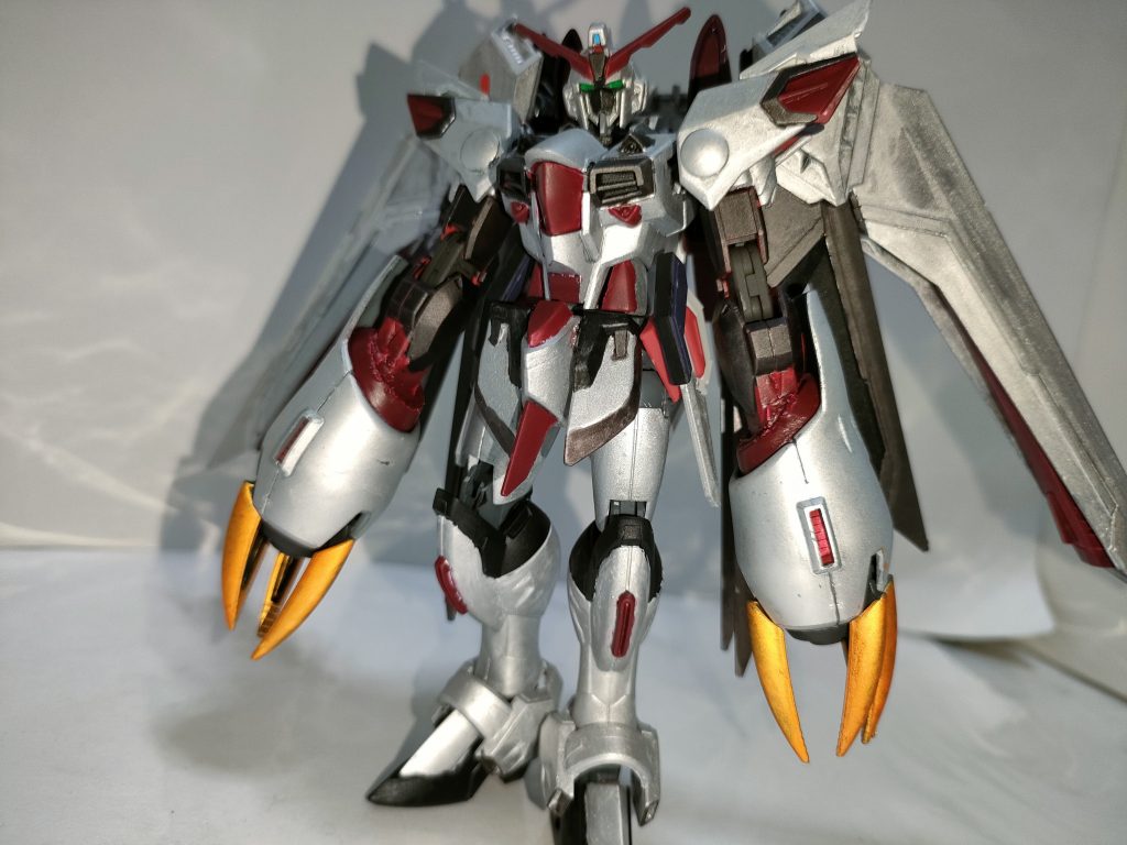 両腕には本機だけの新装備「穿孔ユニット・ラピッドクロー」に換装することが可能で、高電圧と熱エネルギーを帯びた爪による刺突攻撃は安々とモビルスーツの装甲を貫き、掌部からはデスティニーにも搭載されていたパルマフィオキーナ 掌部ビーム砲を放射。 ちなみにこの装備は、ある機体を秘匿する為の偽装に取り付けられる武器の試験運用を兼ねている。