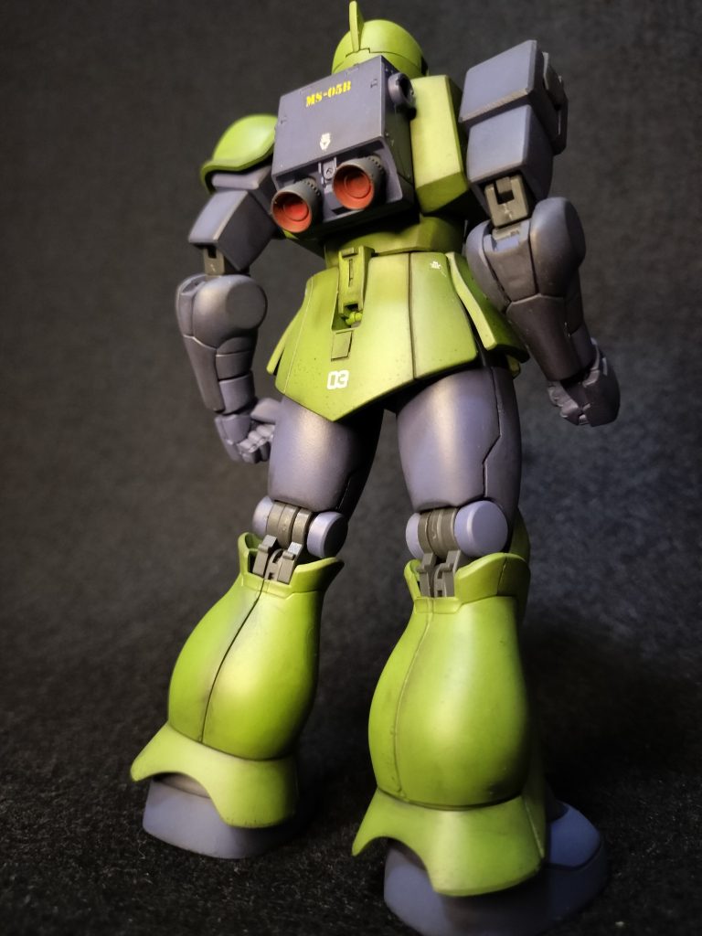 旧ザク背面。リバイブらしくすっきりとしたスタイルです。足首アーマ凹んでるですね。あとで削りました。。配色はオリジン系にしてみました。