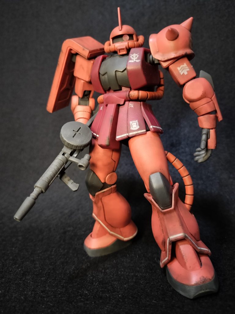 シャアザク正面。今回は名脇役ということで登場。この品薄な時期でも店頭でよく見かける良キットです。素組して汚してます。