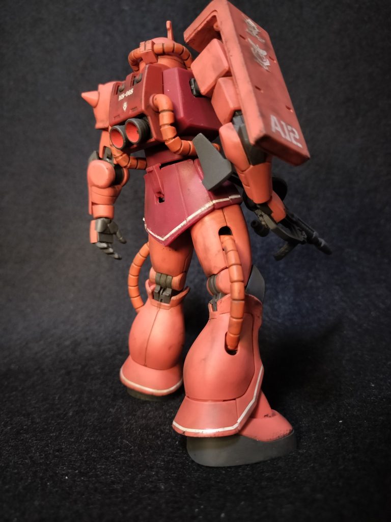 シャアザク背面。デカールはオリジンから持ってきました。