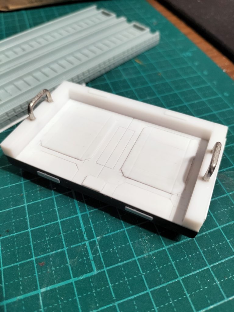 電車のおもちゃの部品をベースに、プラ板プラ棒を組み合わせました。