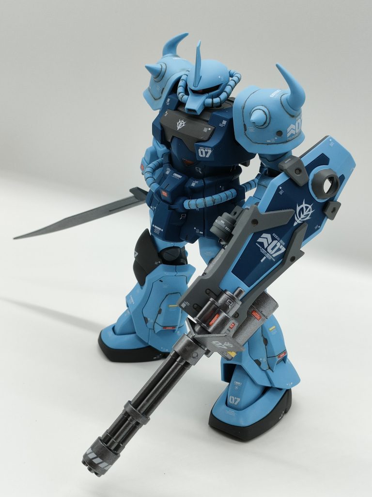 グレーとメタリック以外は成形色とつや消しクリアー。スミ入れとデカールだけでこの仕上がり。合わせ目もゲート考えられていて、さすが傑作と名高いキットです。