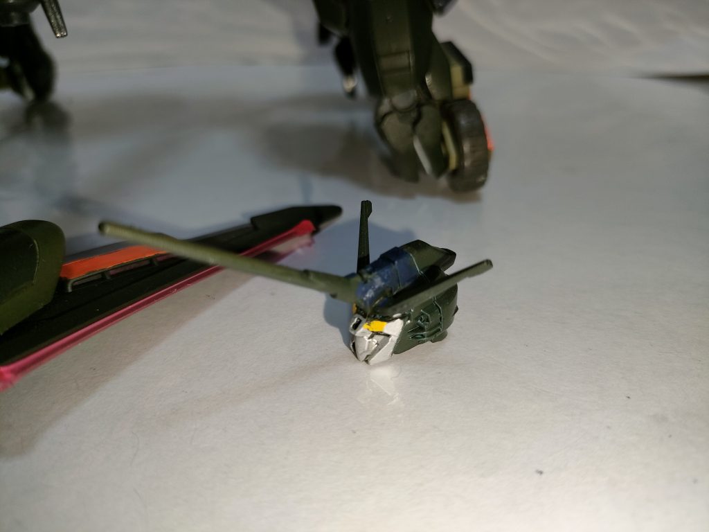 偽装用の頭部は、パーツを取られて行き場の無くなったデスティニーを使用しました。デスティニーなのはアスランなりの嫌がらせという設定…もといわざとです(笑)