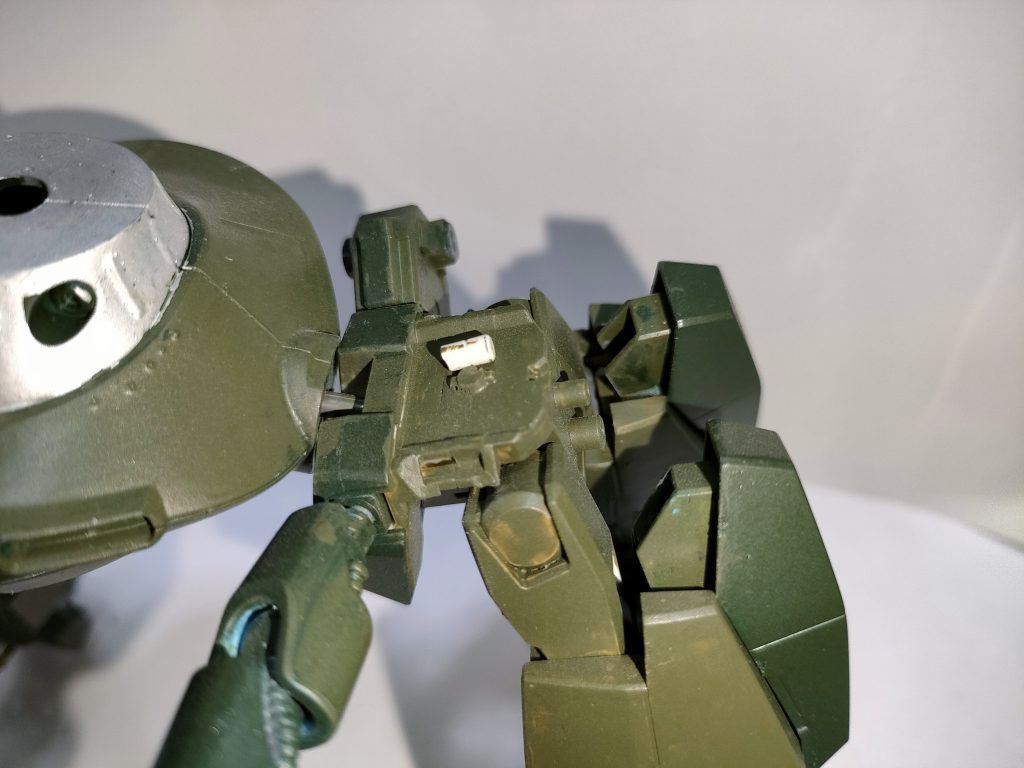 根本から折れてしまい、急遽構造を変えざるをえなかった…(gundam-kao9) まあ怪我の功名でなんとかまとまりましたが…。 ちなみに胴体は穴開けて入れてるだけなのでポロポロ落ちまくりです(笑)そこはくっつける勇気はありませんでした(zaku-kao4)