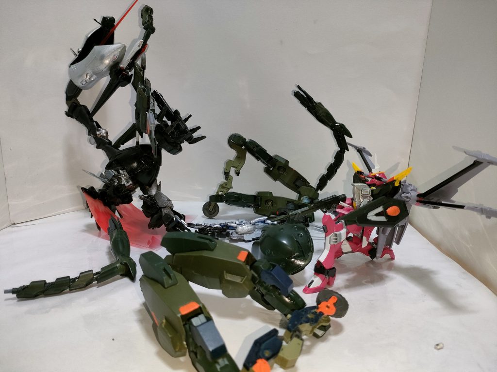 　せっかく仮設5号機の敵として作ったから、コイツも単独で投稿しようと思いまして…(zaku-kao4)まあつまり第3の使徒のネタパロディの為だけに犠牲となった貴重なシヴァ&ルドラのパーツ…後悔はないです…(笑)(zaku-kao9)