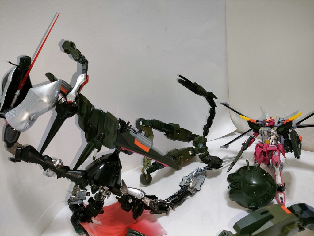 　インジャ弐式はカラーリングし直せば新しい作品に改造出来そうですが…このルドラとシヴァを合わせた化物ブラックナイトスコードはもう無理ですね…(汗)　ちなみにシヴァ&ルドラの他は、ハイゴッグの肩、煌ギラーガの尻尾、ファルシアの土台を使い、盛りパテと塗りパテで無理矢理くっつけ、筆塗り全塗装に仕上げにトップコート…このネタの為だけに突貫工事で製作しました(笑)