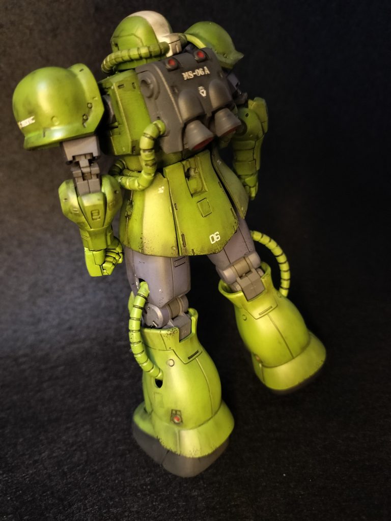 背部。ランドセルにMS０６Aとデカールを貼って仕上げてます。キットは、オリジンザクの改造で、ショルダーアーマーを変えることによりガデムスペシャルにコンバートできます。
