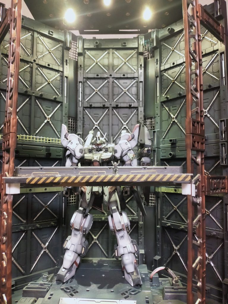 オシャレ格納庫でギブバースショット。