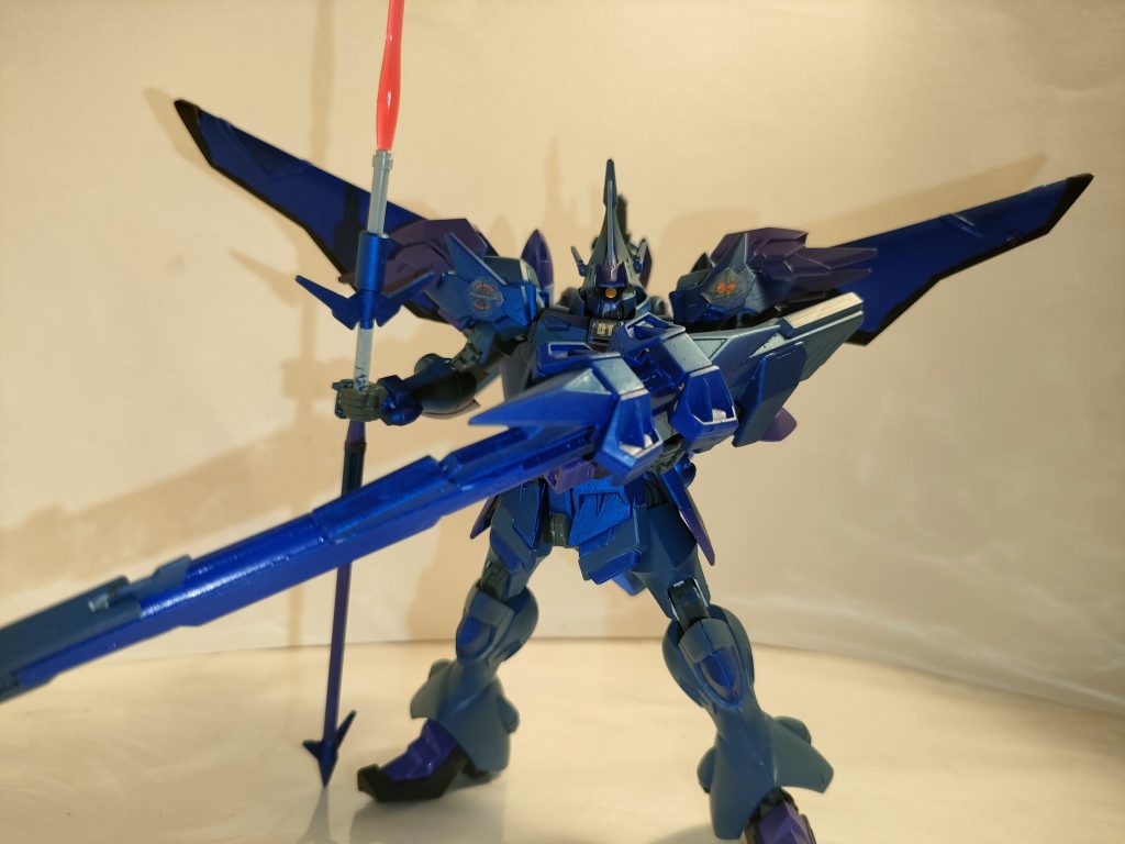 ●冷気放射付属ビーム・ハイパーロングライフル「ディープフリーズ」 本機のメイン武装であり、元となったシグーディープアームズが装備していた「試製指向性熱エネルギー砲」の改良モデルであり、武器の単体化に成功している。ロングライフル型を採用したためさらに長くなり20m以上の全長を持つビーム砲と化した。 銃身が伸びてしまっているが軽量化には成功している為、見た目に反して軽く取り回しは良い。 より軽量化された冷却装置システムが搭載され、副作用として冷却ガスがVPS装甲の電圧とデュートリオンビーム送電システムに反応して、強力な冷気ガスを放射出来る。マイウス・ミリタリー・インダストリー社製。