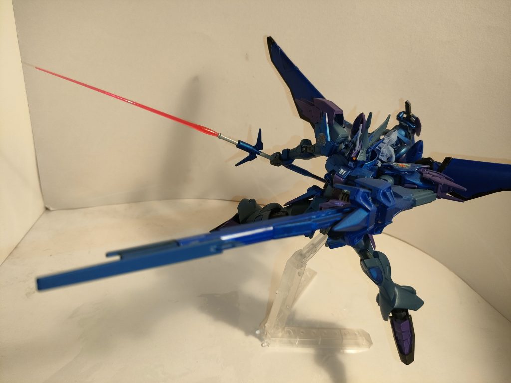 背中も武器も長すぎて画角に収まらないし、重くてずれるずれる(笑)(zaku-kao4) 最初はシホのシグーディープアームズをシードフリーダムもといコンパス仕様に改造しようとしましたが、上手いことオリジナルに落とし込めず、悩んでいたら即興の思いつきでギャンシュトロームを犠牲にすることを思い付いて、なんだかんだプロトタイプとして改造できました(zaku-kao8)