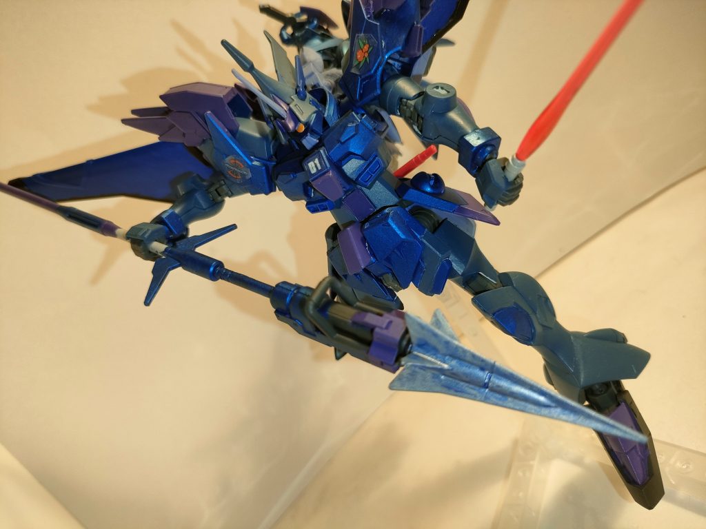 ●換装式複合ランサー「トライデントランス」 本機の中距離用近接武装。 武器の先端をビームサーベル、ドリル型貫通力ピアサーロック、ランスエッジに換装できるマルチウェポン型ランサー。 ドリル型ピアサーロックとビームサーベルは柄部分を失っても単独で運用可能。マティウス・アーセナリー社製。